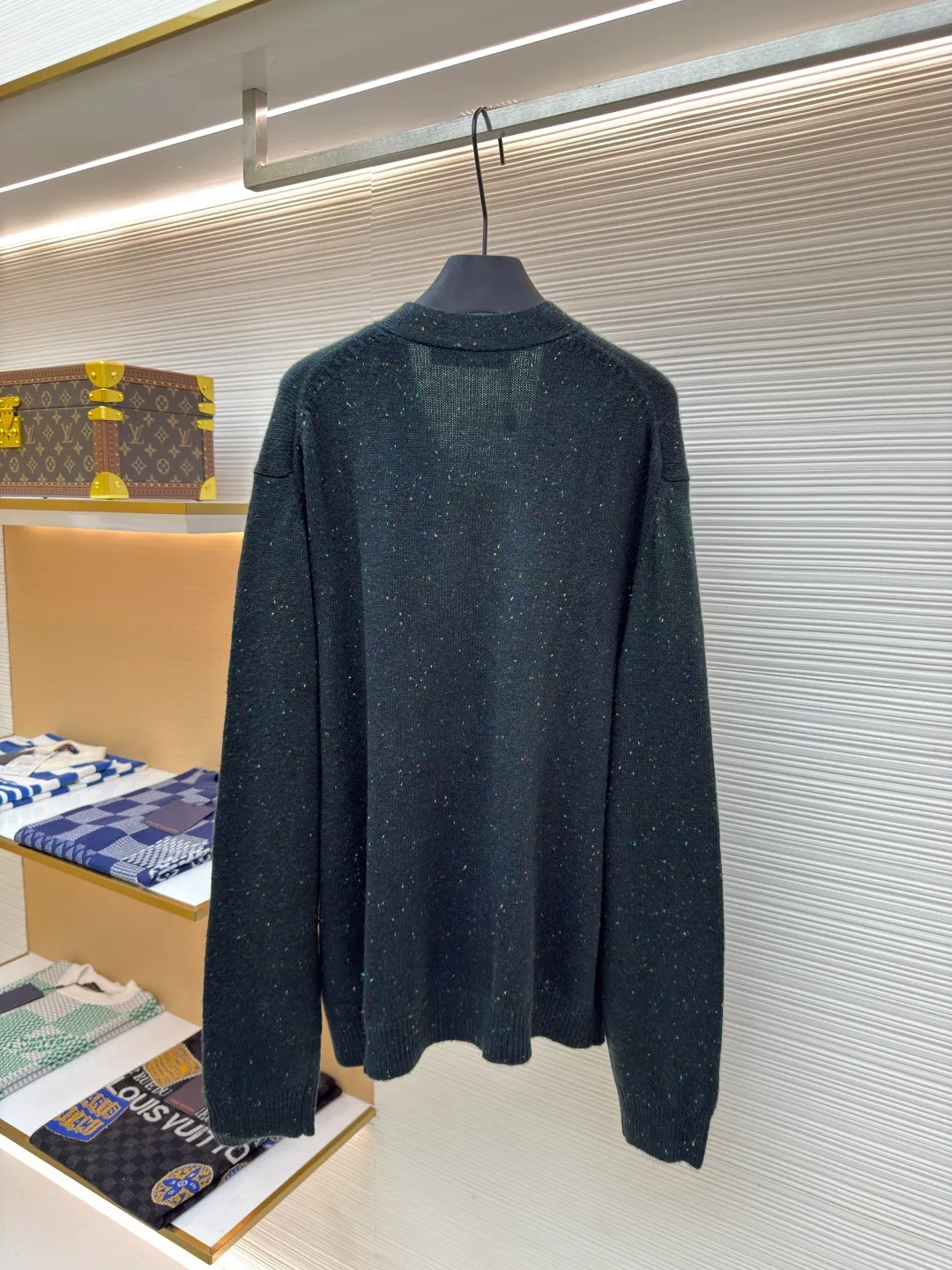 LOUIS VUITTON ●Description: This soft cashmere knitted cardigan has a deep body embellished with contrasting spotted elements, and the left pocket is embroidered with exquisite texture!V logo, echoing the Japanese craftsmanship inspiration in the PharrellWilliams and Nigo collaboration series. The light yet gorgeous style makes it a great choice for layering across seasons. The overall wiring is straight and delicate, the fabric is comfortable and soft, and the color is consistent without color difference. It can be matched with the same style to create a fashionable look and control various occasions. Customized accessories, complete with three standards, same style for men and women!